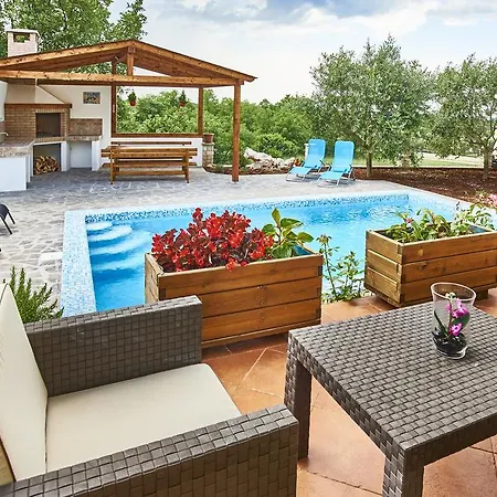 Villa Mirna *